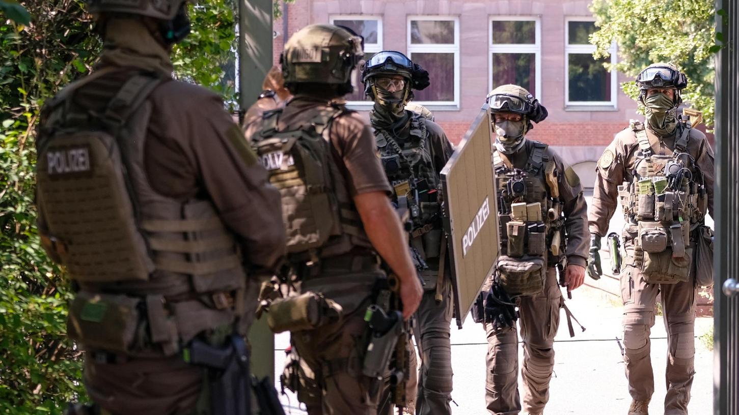 Spezialeinsatzkräfte der Polizei durchsuchten das Gebäude der Dr.-Theo-Schöller-Schule in Nürnberg-Schniegling. Zwei Jugendliche sollen dort mit einer Schusswaffe herumhantiert haben.