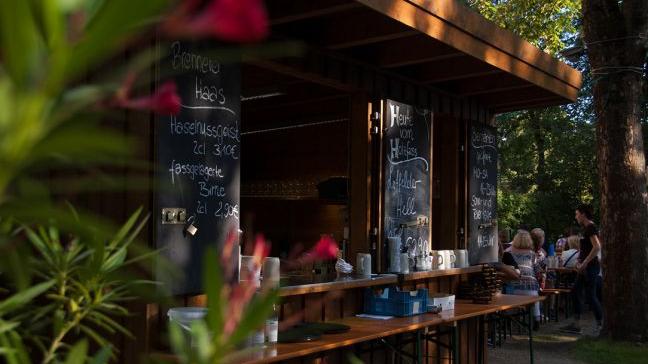 Im "Landbierparadies" startet nun auch die Saison im Freien. Aus dem Holzfass können sich die Gäste hier wechselnde Biersorten regionaler Brauereien schmecken lassen. Ergänzt wird das Geschmackserlebnis durch herzhafte Speisen aus der Region - wie Fleischküchle, herzhaftes Schinkenbrot, kalter Braten oder die Käsespezialität "Obatzter".