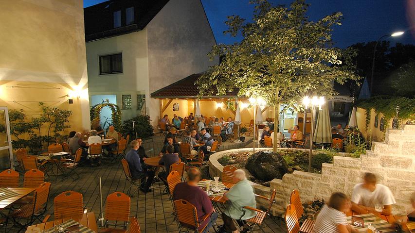 In Grafenwöhr wartet der Biergarten "Zum Stich'n" auf hungrige und durstige Besucher. Von April bis Oktober versprechen die Betreiber "echt bayerisches Flair". Platz ist im Außenbereich für rund 90 Personen. Die Empfehlungen aus der Küche lauten: Barbecue Ribs, hausgemachter Pressack und Salatschüsseln in verschiedenen Variationen. In Grafenwöhr wartet der Biergarten "Zum Stich'n" auf hungrige und durstige Besucher. Von April bis Oktober versprechen die Betreiber "echt bayerisches Flair". Platz ist im Außenbereich für rund 90 Personen. Die Empfehlungen aus der Küche lauten: Barbecue Ribs, hausgemachter Pressack und Salatschüsseln in verschiedenen Variationen.