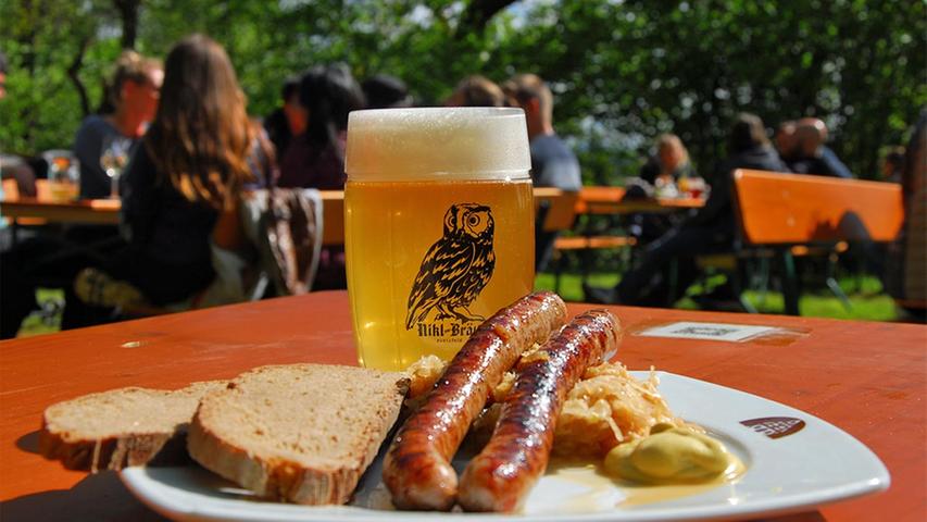 Der Pretzfelder Keller liegt auf dem Kirschenfestgelände zwischen Pretzfeld und Ebermannstadt und hat sich durch seine gemütliche Lage die Beliebtheit bei vielen Wanderern aber auch Einheimischen erkämpft. Der Biergarten wartet mit einem herrlichen Blick in die Weite. Dort finden die Gäste zwischen den Bäumen immer ein schattiges Plätzchen. Zum Trinken gibt es selbstgebrautes Bier, wie das dunkle und unfiltrierte "Michala". Neben den auf fränkischen Bierkellern üblichen Brotzeit-Angeboten findet man hier auch verschiedene vegetarische und vegane Speisen. Immer freitags gibt es Fisch vom Grill, Samstag und Sonntag wechselnde Spezialitäten wie Haxn vom Grill, Sau am Spieß, Ente vom Grill. Der Pretzfelder Keller liegt auf dem Kirschenfestgelände zwischen Pretzfeld und Ebermannstadt und hat sich durch seine gemütliche Lage die Beliebtheit bei vielen Wanderern aber auch Einheimischen erkämpft. Der Biergarten wartet mit einem herrlichen Blick in die Weite. Dort finden die Gäste zwischen den Bäumen immer ein schattiges Plätzchen. Zum Trinken gibt es selbstgebrautes Bier, wie das dunkle und unfiltrierte "Michala". Neben den auf fränkischen Bierkellern üblichen Brotzeit-Angeboten findet man hier auch verschiedene vegetarische und vegane Speisen. Immer freitags gibt es Fisch vom Grill, Samstag und Sonntag wechselnde Spezialitäten wie Haxn vom Grill, Sau am Spieß, Ente vom Grill.