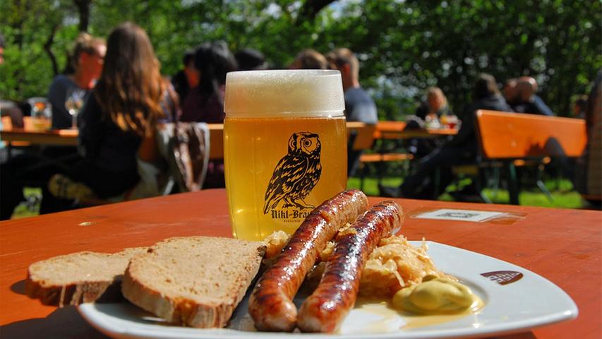 Der Pretzfelder Keller liegt auf dem Kirschenfestgelände zwischen Pretzfeld und Ebermannstadt und hat sich durch seine gemütliche Lage die Beliebtheit bei vielen Wanderern aber auch Einheimischen erkämpft. Der Biergarten wartet mit einem herrlichen Blick in die Weite. Dort finden die Gäste zwischen den Bäumen immer ein schattiges Plätzchen. Zum Trinken gibt es selbstgebrautes Bier, wie das dunkle und unfiltrierte "Michala". Neben den auf fränkischen Bierkellern üblichen Brotzeit-Angeboten findet man hier auch verschiedene vegetarische und vegane Speisen. Immer freitags gibt es Fisch vom Grill, Samstag und Sonntag wechselnde Spezialitäten wie Haxn vom Grill, Sau am Spieß, Ente vom Grill.