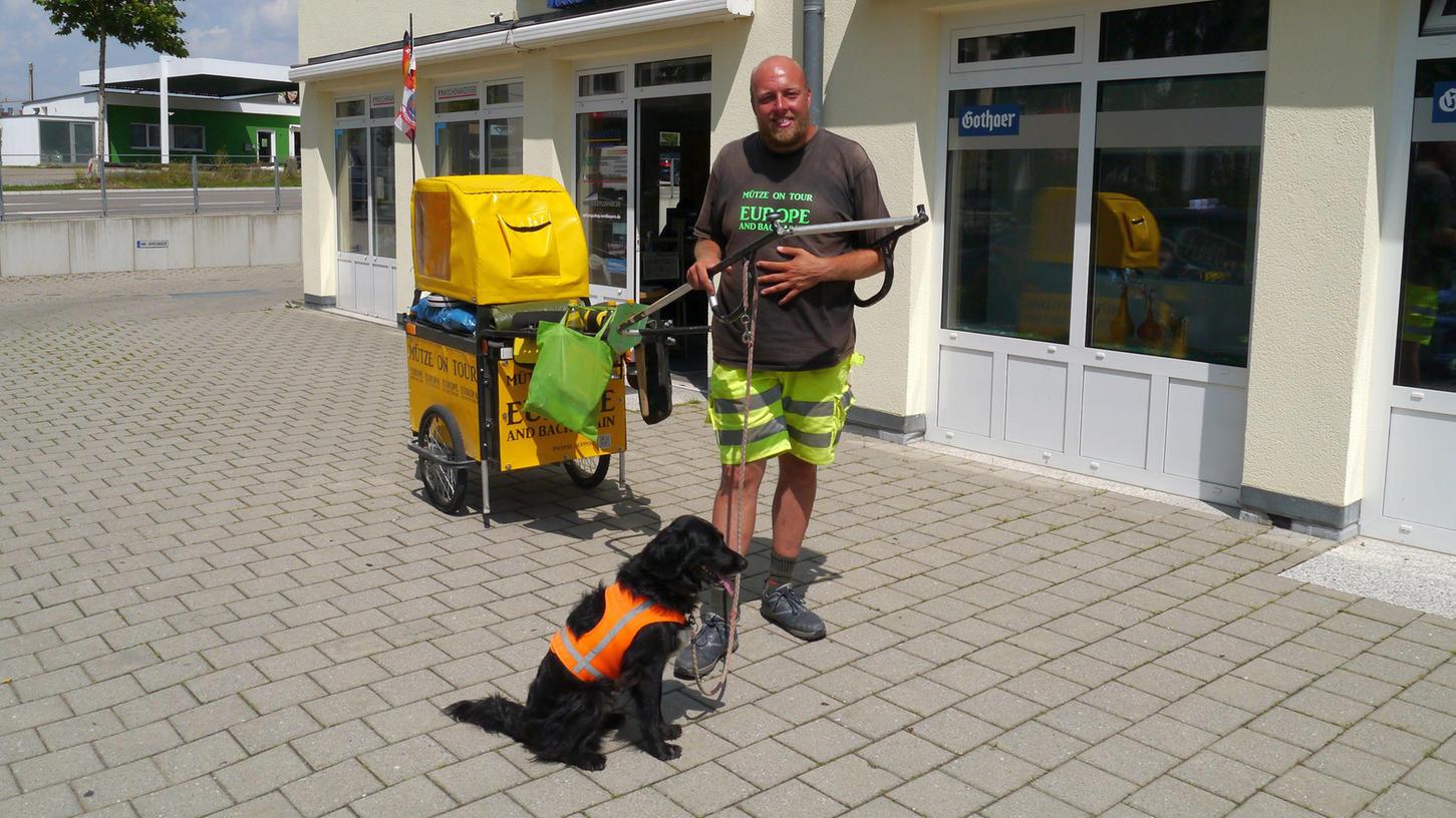 "Mütze on Tour“: Karsten Rinck aus Steinkirchen bei Hamburg läuft fünf Jahre durch Europa. Nun legt er einen fünftägigen Zwischenstopp bei seinen Schützenfreunden in Pilsach ein.