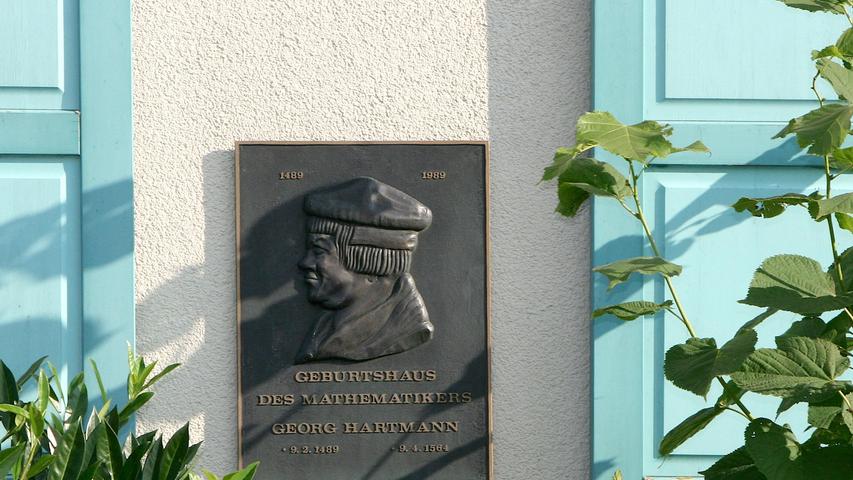 Am Geburtshaus des Mathematiker Hartmann in der Hartmannstraße erinnert eine Tafel an seine Herkunft. 