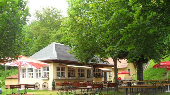 Mit seinem idyllische Biergarten direkt am Fuße der Burgruine Neideck und mit Blick auf die fränkische Schweiz bietet sich das "Badcafé Streitberg" gerade für einen Ausflug an heißen Tagen an. Gäste können hier Bierspezialitäten einheimischer Kleinbrauereien genießen sowie durchgehend kalte und warme Gerichte aus der Region.