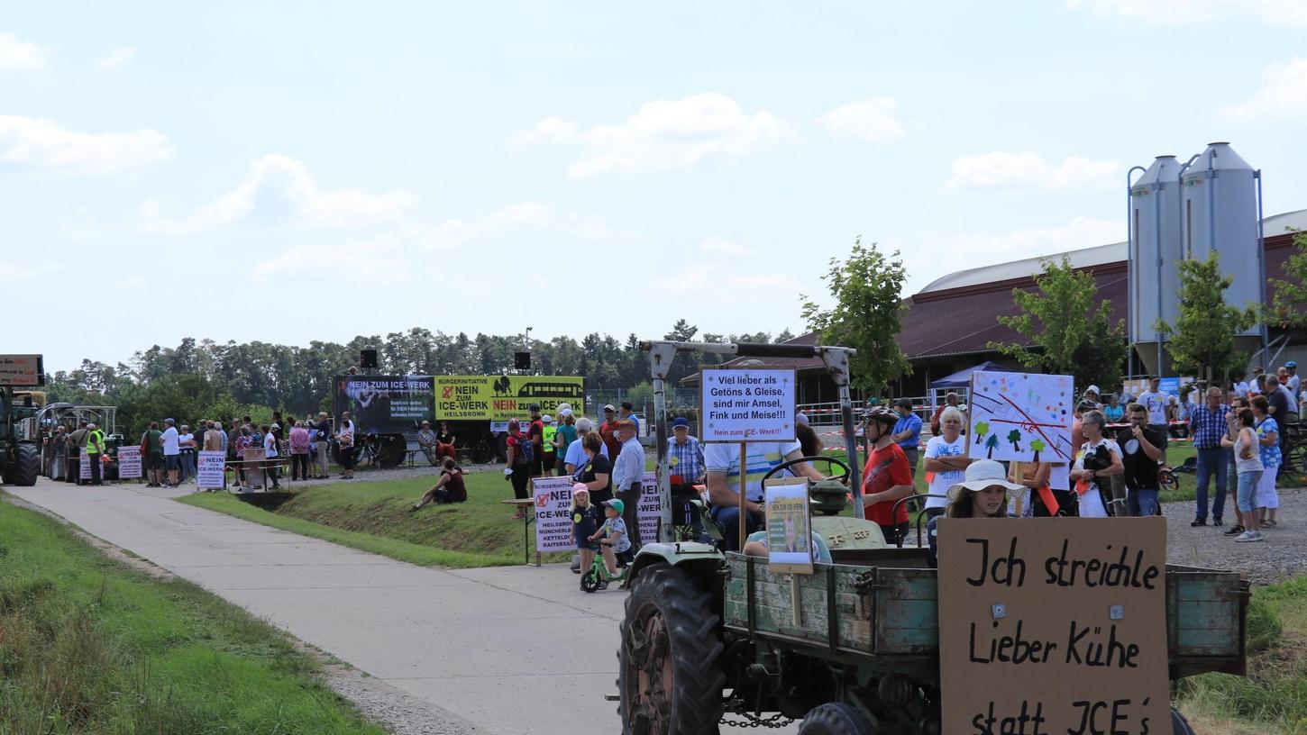 Zuletzt protestierten Hunderte Demonstranten und Landwirte mit 130 Traktoren gegen ein ICE-Werk bei Heilsbronn. Zuletzt protestierten Hunderte Demonstranten und Landwirte mit 130 Traktoren gegen ein ICE-Werk bei Heilsbronn.