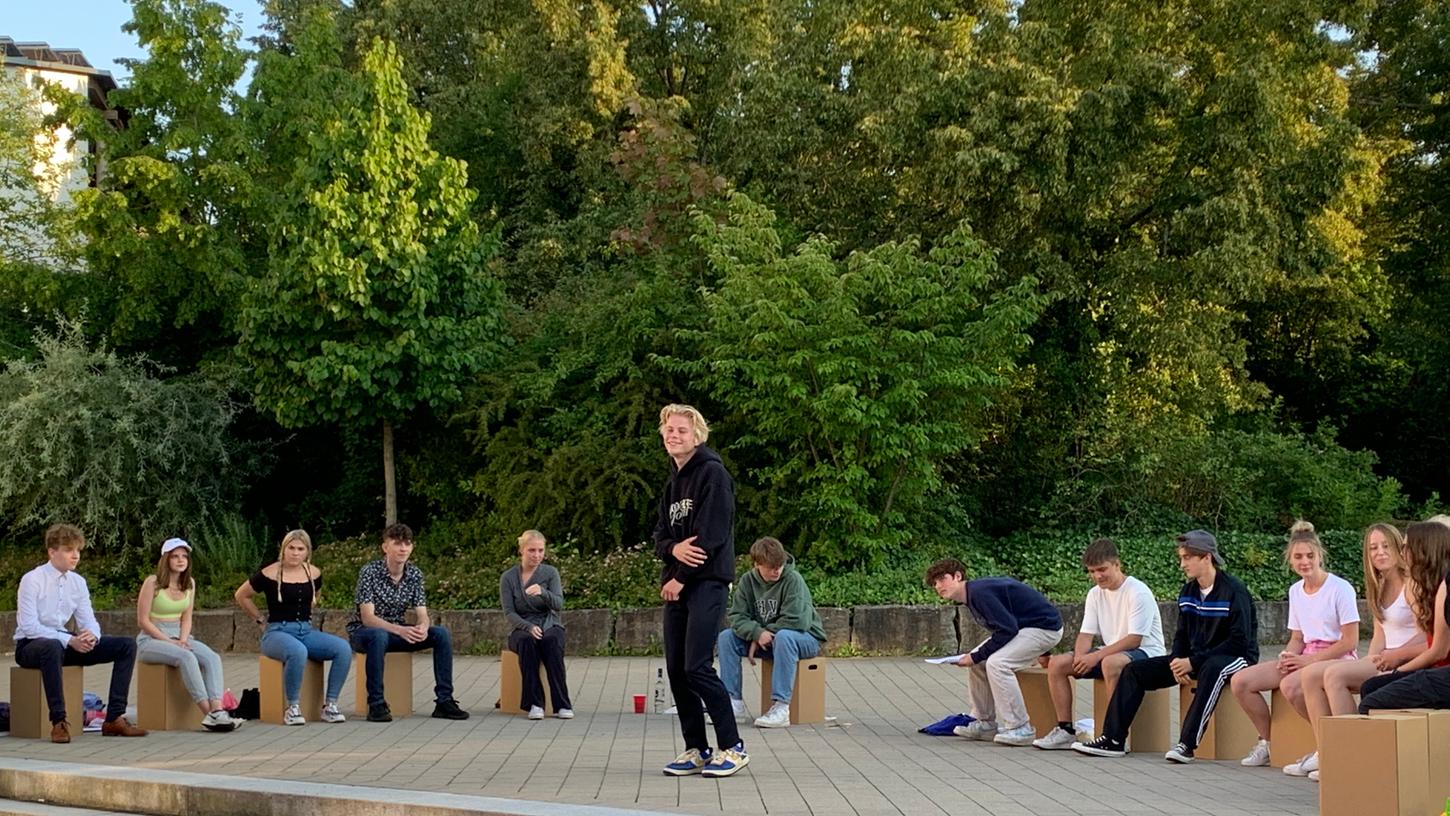 Mit sehr viel Empathie brachten die jungen Talente die Lebensbilder auf die Freilichtbühne des Schulzentrums. Mit sehr viel Empathie brachten die jungen Talente die Lebensbilder auf die Freilichtbühne des Schulzentrums.