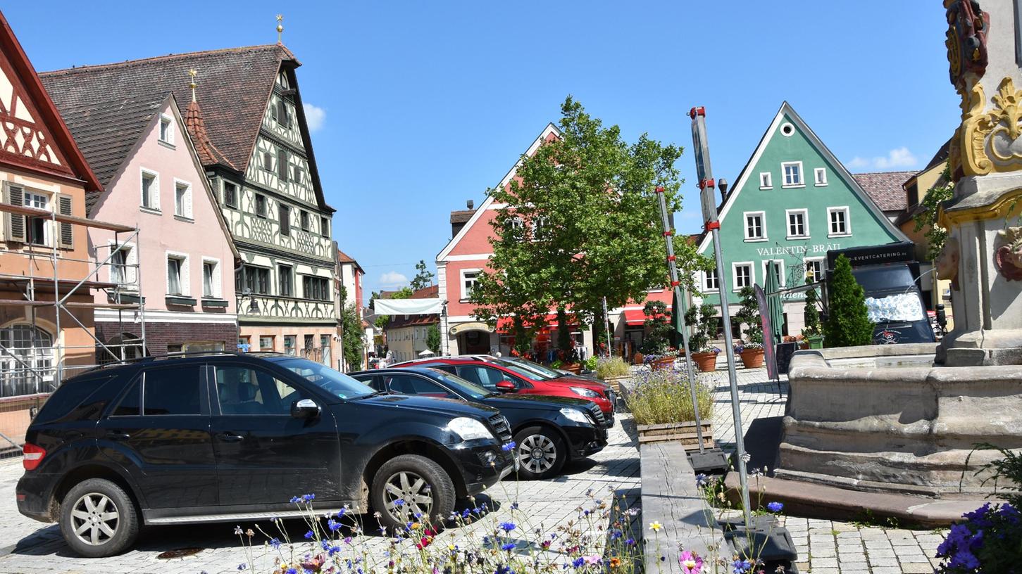 Autos auf dem Marktplatz in Roth: Seit knapp vier Wochen ist dies das vorherrschende Bild.   