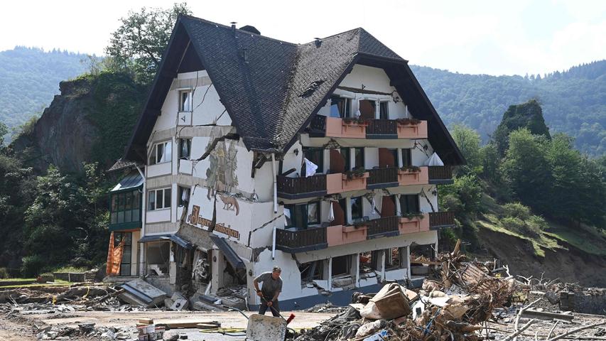 Spur der Verwüstung: Das Hochwasser hat aus dem Ort Ahrweiler eine Trümmerwüste gemacht. Spur der Verwüstung: Das Hochwasser hat aus dem Ort Ahrweiler eine Trümmerwüste gemacht.