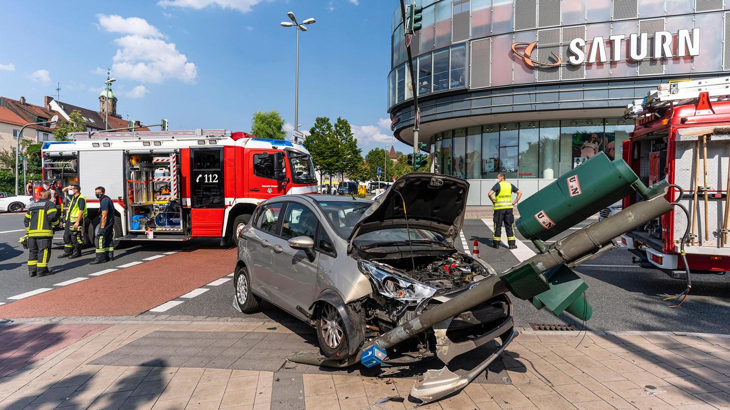 An der Ecke Güterhallen-/Goethestraße hat es am Freitagnachmittag etwa um 16.15 Uhr gewaltig gekracht: Eine der Ampeln an der Arcaden-Kreuzung wurde von einer Autofahrerin mit ihrem Wagen erfasst und umgefahren.