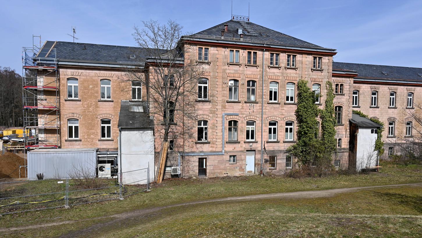 Von der ehemaligen Heil- und Pflegeanstalt (Hupfla) ist der Westflügel bereits abgebrochen, der Ostteil steht noch, wird aber auch noch abgerissen.