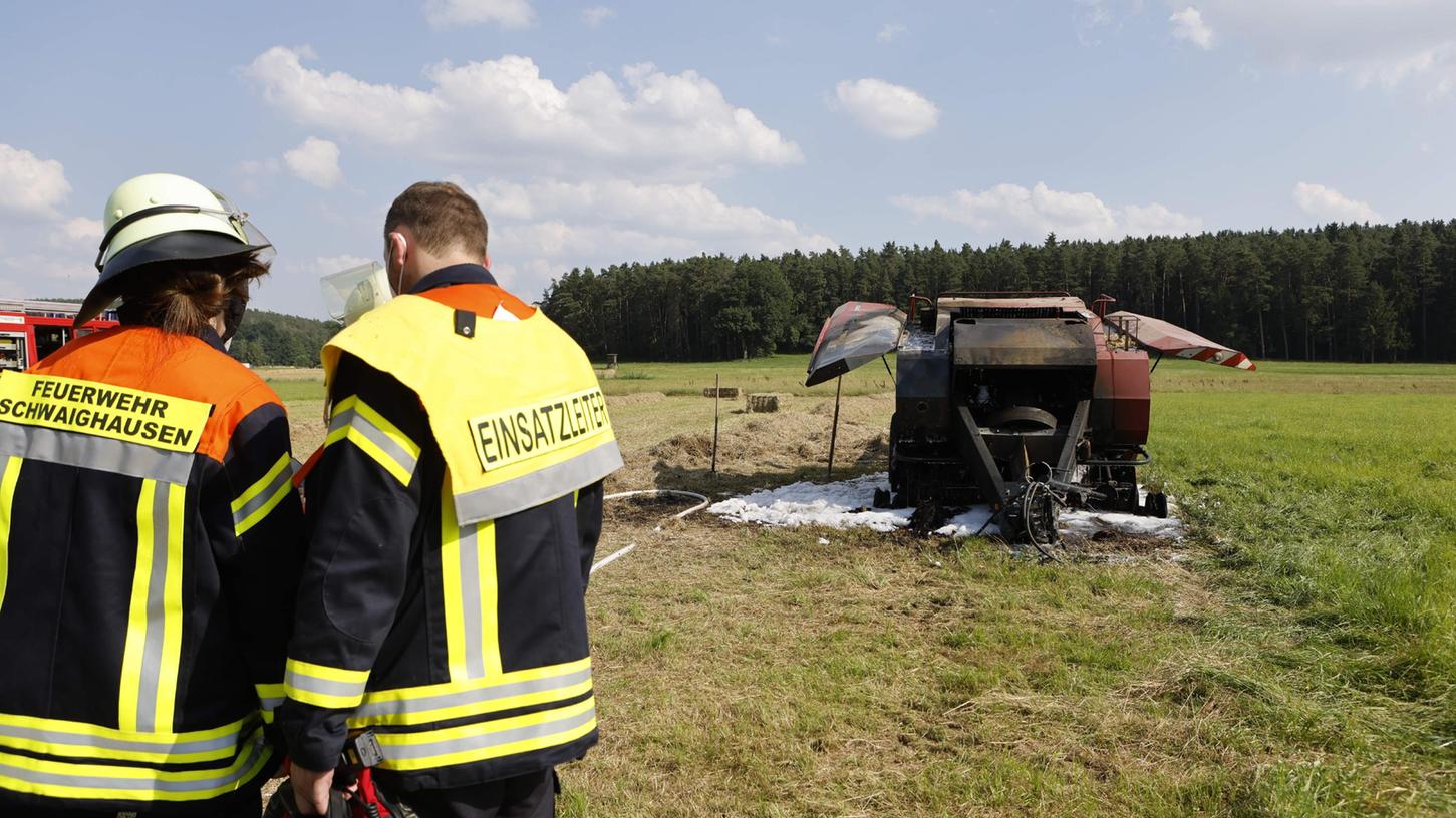 Die Ballenpresse war in Flammen aufgegangen, doch die Einsatzkräfte der Großhabersdorfer Feuerwehren brachten den Brand schnell unter Kontrolle.
Die Ballenpresse war in Flammen aufgegangen, doch die Einsatzkräfte der Großhabersdorfer Feuerwehren brachten den Brand schnell unter Kontrolle.