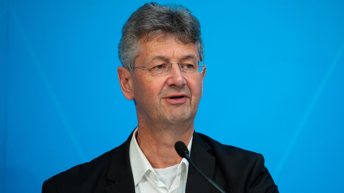 Michael Piazolo (Freie Wähler), Kultusminister von Bayern, hält eine Rede. 