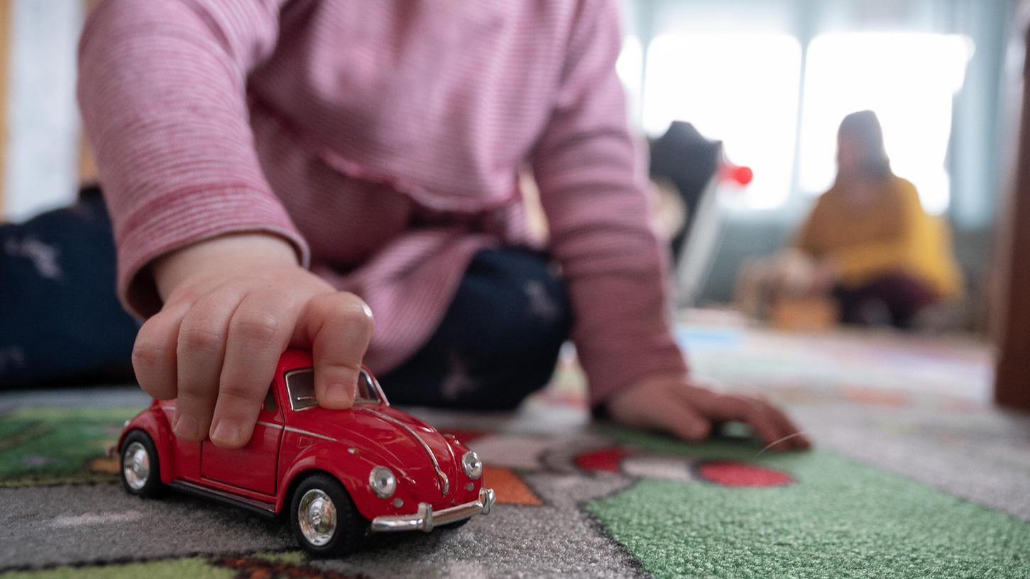 Weil es weiter an ausreichenden Kapazitäten mangelt, werden Eltern ihr Kinder weiterhin zum Teil zu Hause betreuen müssen. 