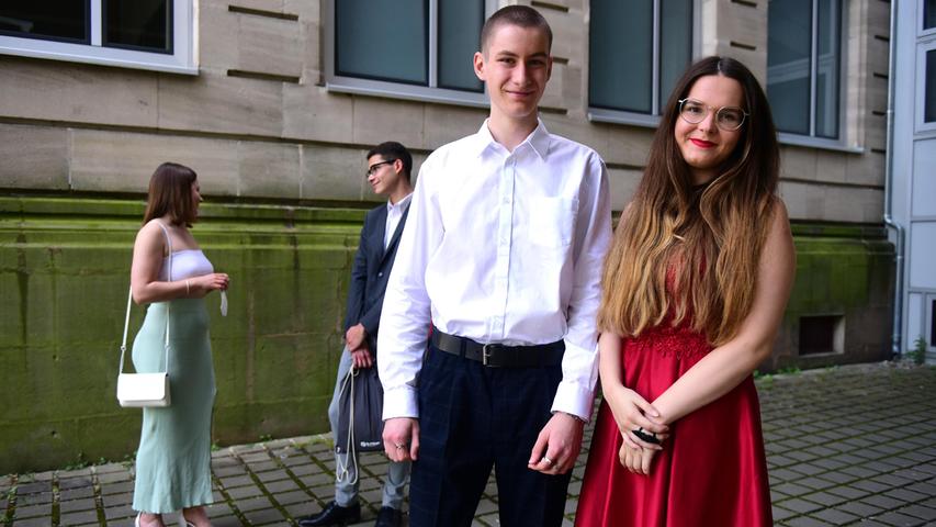 Absolventen der Fürther Max-Grundig-Schule feiern ihr Abitur