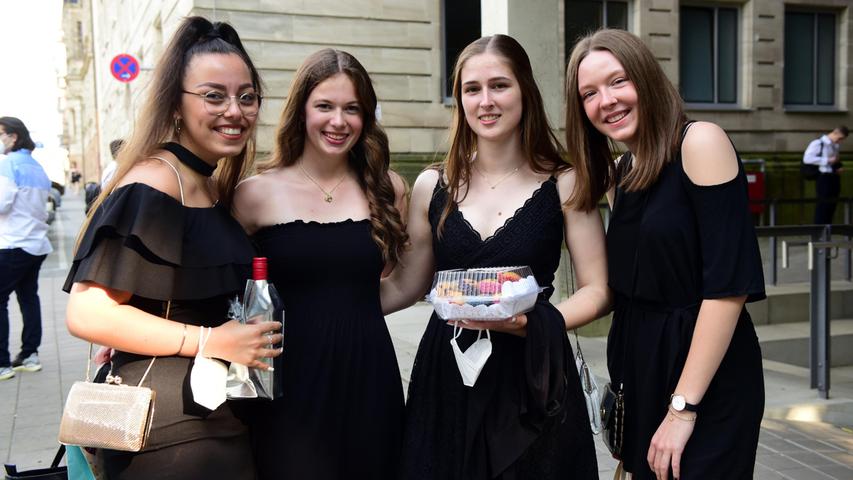 Absolventen der Fürther Max-Grundig-Schule feiern ihr Abitur