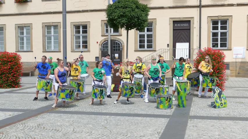 Die Demonstration startete um 12.30 Uhr am Bahnhofsplatz. Nach dem Zug durch die Bamberger Innenstadt teilten sich die Protestierenden in zwei seperate Kundgebungen auf dem Heumarkt und dem Maxplatz auf, wo eine Samba-Gruppe für musikalische Unterstützung sorgte.