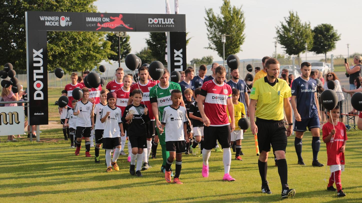 Schönes Fußballflair nach langer Corona-Pause: Die Mannschaften aus Weißenburg und Schwabach wurden von Einlaufkindern begleitet.