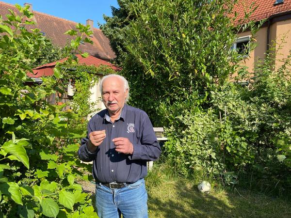 Hugo Bloch, hier bei den Stachelbeeren im Gärtchen hinter dem Haus, vermisst nichts. Wozu eine Sommerstraße, fragt er und verweist auf den Parkdruck am Finkenschlag.