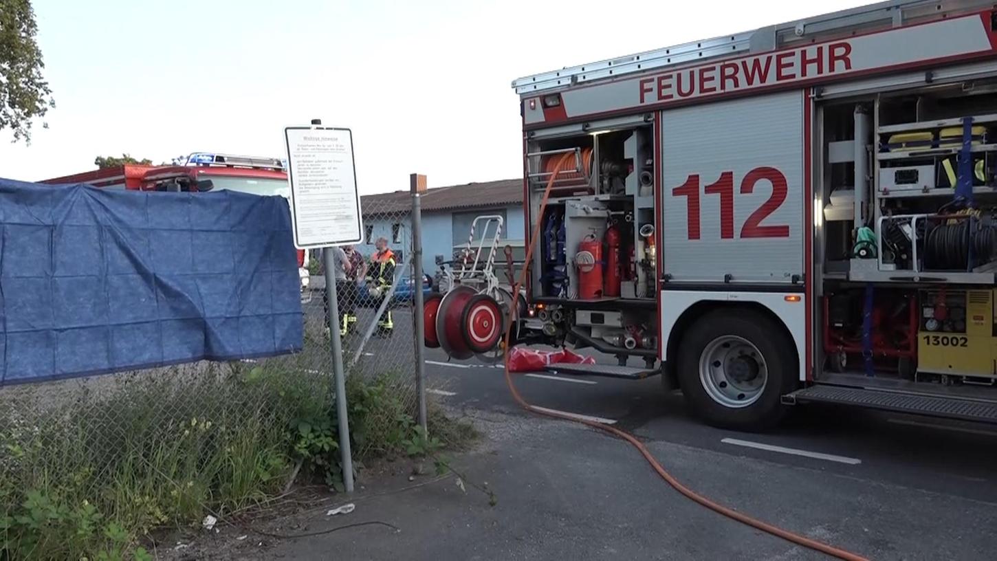 Einsatz in Großostheim: Eine junge Frau war dort in einem Altkleidercontainer ums Leben gekommen. Die Einsatzkräfte konnten sie nur noch tot bergen.
Einsatz in Großostheim: Eine junge Frau war dort in einem Altkleidercontainer ums Leben gekommen. Die Einsatzkräfte konnten sie nur noch tot bergen.