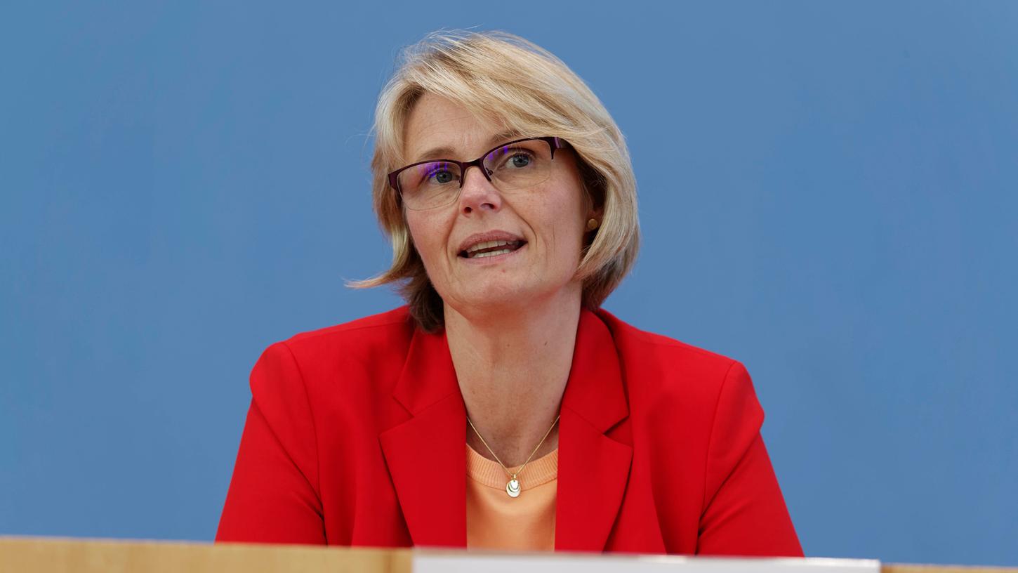 Die Bundesbildungsministerin fordert Erwachsene zur Impfung auf. Die Bundesbildungsministerin fordert Erwachsene zur Impfung auf.