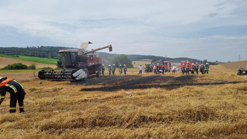 Landkreis Ansbach: Mähdrescher brennt auf Feld aus
