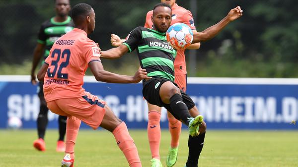 Vier Tore, zwei auf jeder Seite: Das Kleeblatt hat in der Vorbereitung auf die kommende Saison in der Bundesliga ein 2:2-Unentschieden gegen die TSG aus Hoffenheim verbuchen können. Bei sommerlichen Temperaturen wurde ordentlich durchgewechselt - hier kommen alle Bilder!