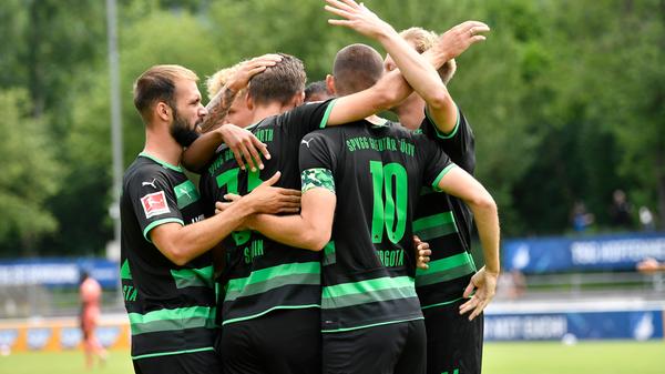 Vier Tore, zwei auf jeder Seite: Das Kleeblatt hat in der Vorbereitung auf die kommende Saison in der Bundesliga ein 2:2-Unentschieden gegen die TSG aus Hoffenheim verbuchen können. Bei sommerlichen Temperaturen wurde ordentlich durchgewechselt - hier kommen alle Bilder!