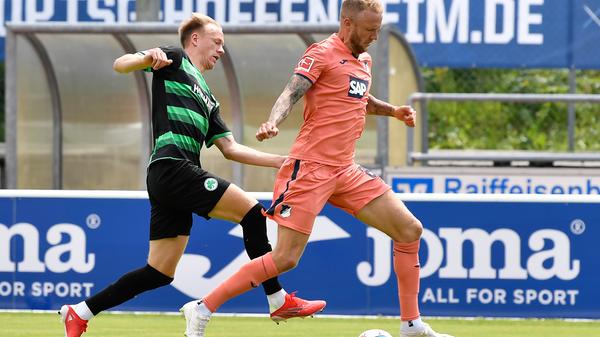 Vier Tore, zwei auf jeder Seite: Das Kleeblatt hat in der Vorbereitung auf die kommende Saison in der Bundesliga ein 2:2-Unentschieden gegen die TSG aus Hoffenheim verbuchen können. Bei sommerlichen Temperaturen wurde ordentlich durchgewechselt - hier kommen alle Bilder!