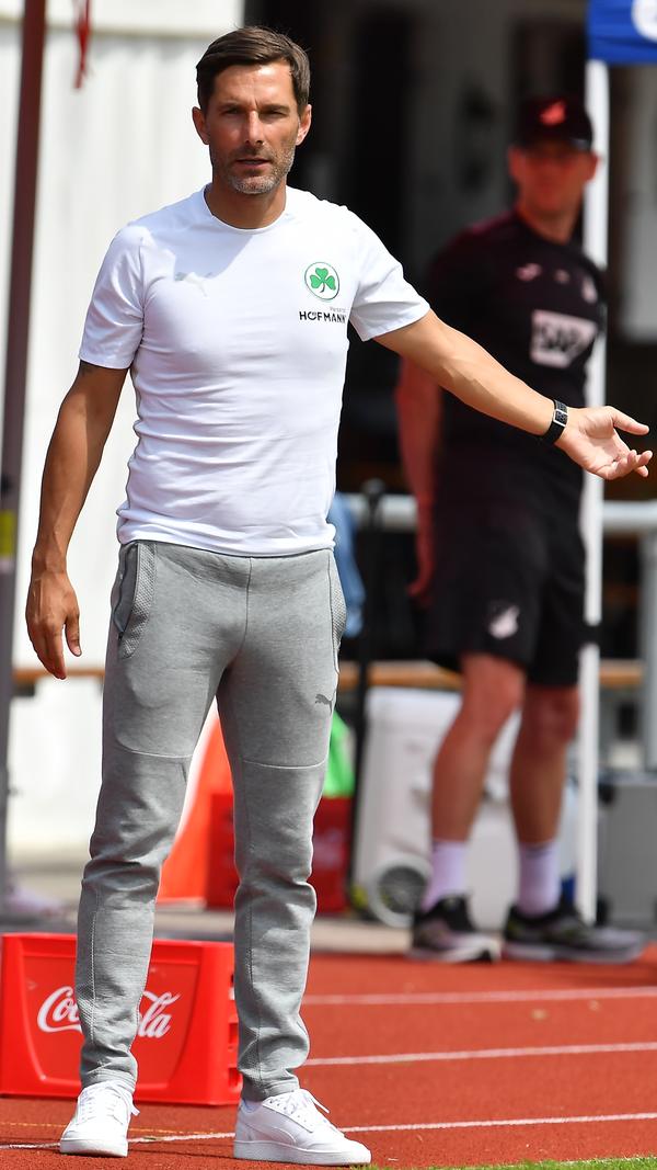 Vier Tore, zwei auf jeder Seite: Das Kleeblatt hat in der Vorbereitung auf die kommende Saison in der Bundesliga ein 2:2-Unentschieden gegen die TSG aus Hoffenheim verbuchen können. Bei sommerlichen Temperaturen wurde ordentlich durchgewechselt - hier kommen alle Bilder!
