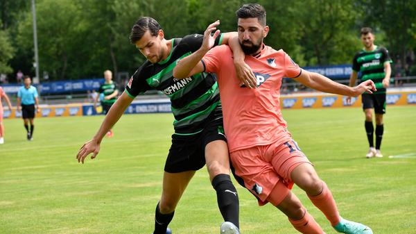 Vier Tore, zwei auf jeder Seite: Das Kleeblatt hat in der Vorbereitung auf die kommende Saison in der Bundesliga ein 2:2-Unentschieden gegen die TSG aus Hoffenheim verbuchen können. Bei sommerlichen Temperaturen wurde ordentlich durchgewechselt - hier kommen alle Bilder!