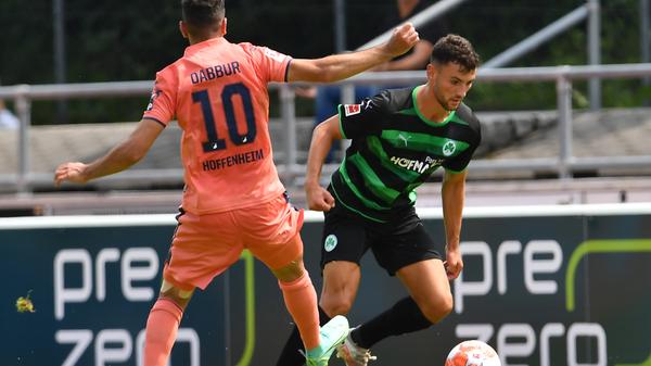 Vier Tore, zwei auf jeder Seite: Das Kleeblatt hat in der Vorbereitung auf die kommende Saison in der Bundesliga ein 2:2-Unentschieden gegen die TSG aus Hoffenheim verbuchen können. Bei sommerlichen Temperaturen wurde ordentlich durchgewechselt - hier kommen alle Bilder!