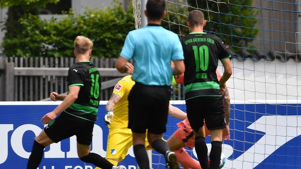 Vier Tore, zwei auf jeder Seite: Das Kleeblatt hat in der Vorbereitung auf die kommende Saison in der Bundesliga ein 2:2-Unentschieden gegen die TSG aus Hoffenheim verbuchen können. Bei sommerlichen Temperaturen wurde ordentlich durchgewechselt - hier kommen alle Bilder!