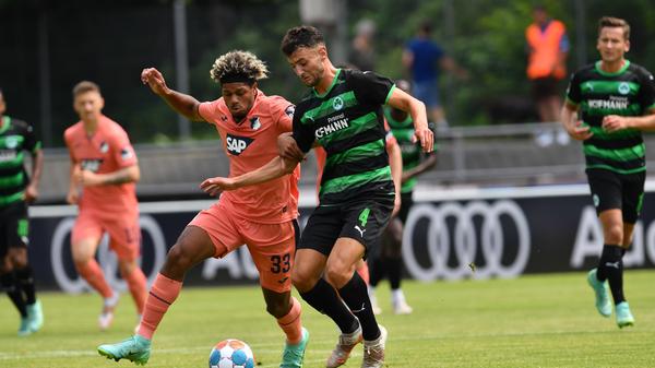 Vier Tore, zwei auf jeder Seite: Das Kleeblatt hat in der Vorbereitung auf die kommende Saison in der Bundesliga ein 2:2-Unentschieden gegen die TSG aus Hoffenheim verbuchen können. Bei sommerlichen Temperaturen wurde ordentlich durchgewechselt - hier kommen alle Bilder!