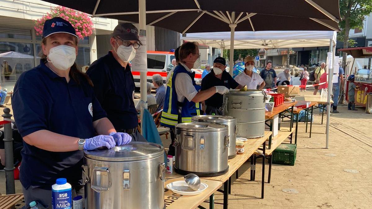 Kein Strom, kein Wasser: Kräfte des Fürther BRK haben in den vergangenen Tagen Menschen im Ahrtal mit Essen versorgt.