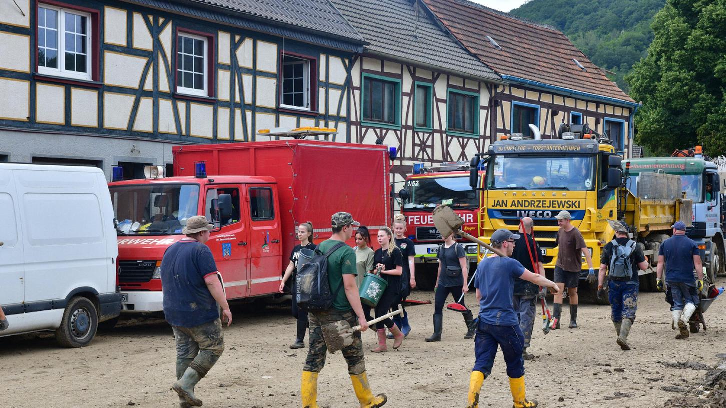 Die Polizei appelliert an Helferinnen und Helfer, sich nicht mehr auf den Weg in das Katastrophengebiet in Rheinland-Pfalz zu machen.
Die Polizei appelliert an Helferinnen und Helfer, sich nicht mehr auf den Weg in das Katastrophengebiet in Rheinland-Pfalz zu machen.