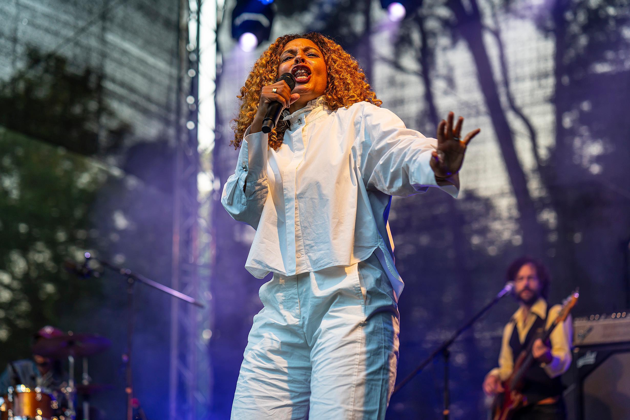 JOY DENALANE UND BAND IM FREIBAD WEST