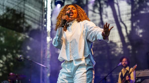 JOY DENALANE UND BAND IM FREIBAD WEST