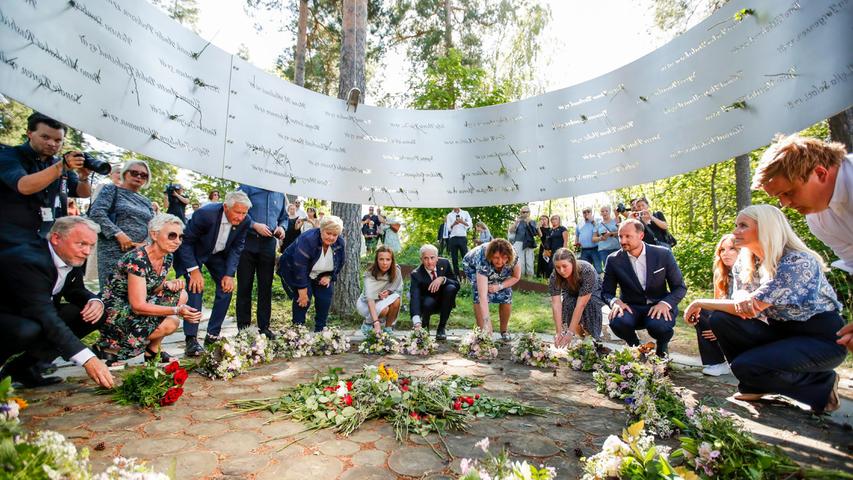 Am 22. Juli hat sich der Terror auf der norwegischen Insel Utøya zum zehnten Mal gejährt. Kronprinz Haakon und Kronprinzessin Mette-Marit legten während einer Gedenkfeier Blumen für die 69 jungen Männer und Frauen nieder, die hier 2011 von dem Rechtsextremisten Anders Breivik während eines Sommerlagers der sozialdemokratischen Arbeiterpartei erschossen worden waren. Ihre Namen verschränken sich im "Ring der Erinnerung" der Gedenkstätte. Acht weitere Menschen tötete er mit einer Autobombe im Osloer Regierungsviertel - das Massaker hinterließ ein nationales Trauma.