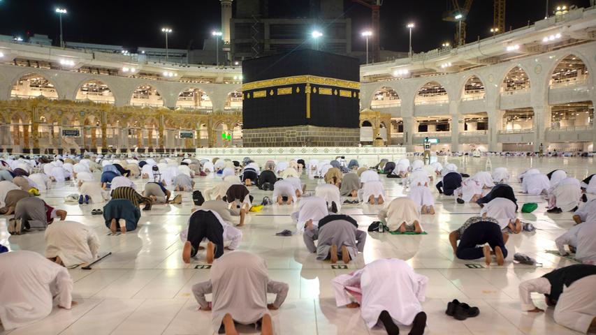 Muslimische Pilger beten während der jährlichen Hadsch-Pilgerfahrt vor der "Kaaba", dem zentralen Heiligtum des Islam, und tragen dabei Gesichtsmasken und halten Abstand, um die Ausbreitung des Coronavirus zu verhindern. Aufgrund der Corona-Pandemie begann die jährliche Hadsch-Pilgerfahrt, eine der fünf Säulen des Islam, in diesem Jahr mit nur 60.000 muslimischen in der Region ansässigen Pilgern im Vergleich zu den normalerweise 2,5 Millionen Muslimen aus aller Welt.
