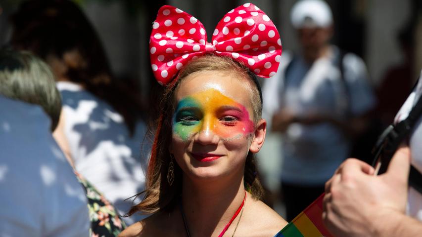 Diese junge Frau zählt zu den vielen Menschen in Ungarn, die sich anlässlich der weltweiten jährlichen Christopher-Street-Day-Paraden trotz sich verschärfender Diskriminierungen gegen die LGBTIQ-Gemeinschaft mutig in der Öffentlichkeit zeigen. Die Parade in Budapest, an der Tausende teilnahmen, trug diesmal das Motto "Hol dir deine Zukunft zurück!".