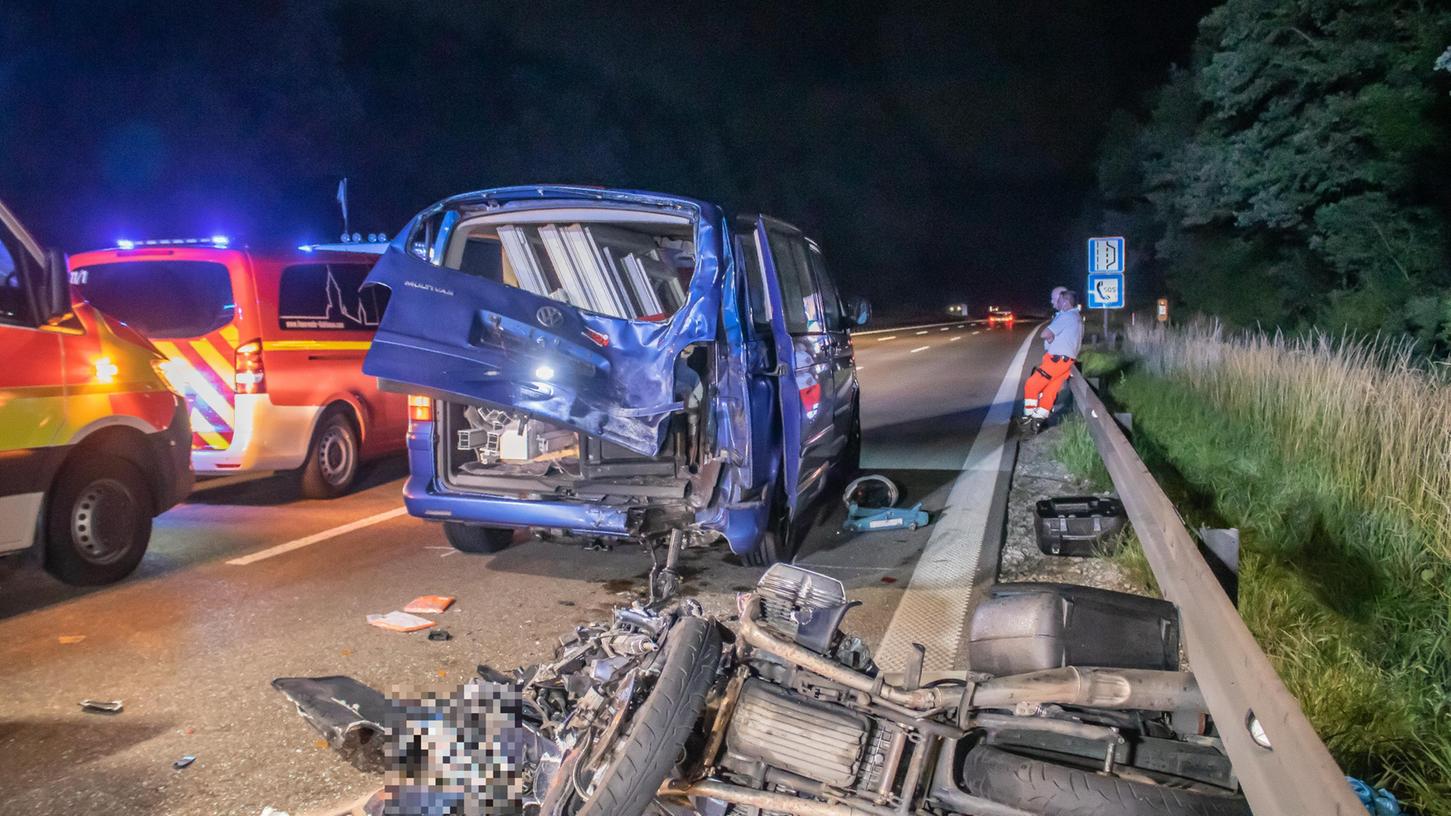 Die beiden Fahrzeuge waren nach dem Unfall komplett demoliert. Der Biker starb noch an der Unfallstelle.
Die beiden Fahrzeuge waren nach dem Unfall komplett demoliert. Der Biker starb noch an der Unfallstelle.