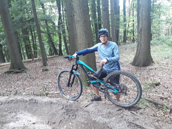 DAV-Projektleiter Philip Kölbl zeigt, wo und warum bestehende Streckenabschnitte mit Naturmaterialien befestigt werden sollen. DAV-Projektleiter Philip Kölbl zeigt, wo und warum bestehende Streckenabschnitte mit Naturmaterialien befestigt werden sollen.