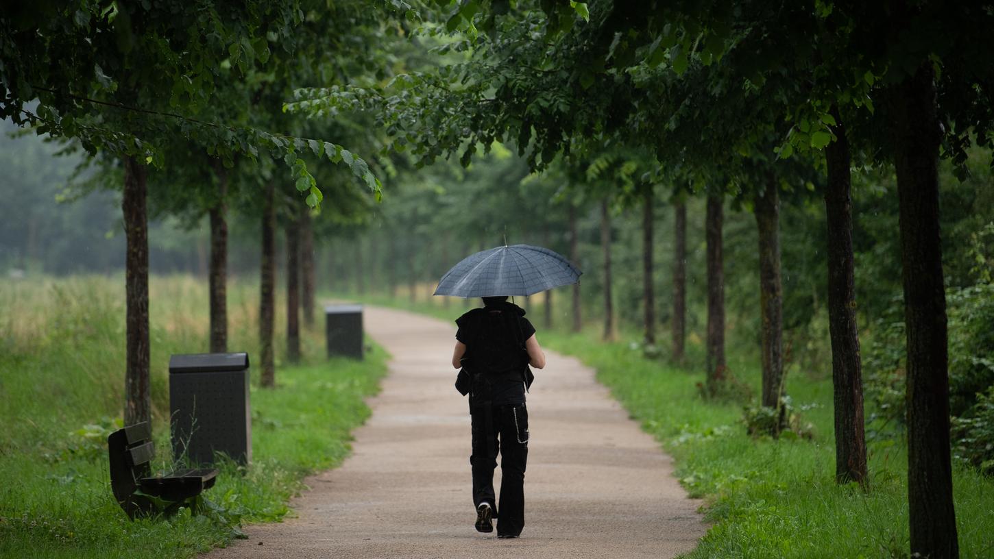 Der Regenschirm dürfte in den nächsten Tagen ein nützliches Accessoire sein.
Der Regenschirm dürfte in den nächsten Tagen ein nützliches Accessoire sein.