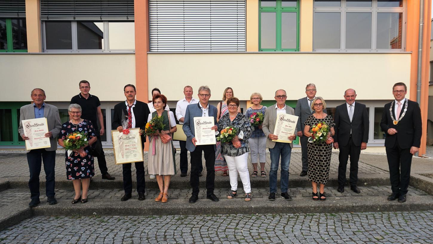 Die Geehrten zusammen mit ihren Partnerinnen und Partnern, dem Bürgermeistertrio der Stadt und Landrat Willibald Gailler.
Die Geehrten zusammen mit ihren Partnerinnen und Partnern, dem Bürgermeistertrio der Stadt und Landrat Willibald Gailler.