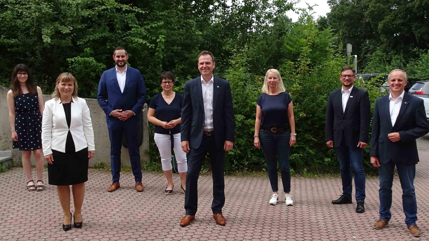 Die neue enge Vorstandschaft von links: Nadine Römer, Claudia Wust, Richard Dollinger, Renate Ixmeier, Dr. Christian von Dobschütz, Ulrike Streng, Werner Stieglitz und Dieter Hummel (v. l.). Foto: pmw Die neue enge Vorstandschaft von links: Nadine Römer, Claudia Wust, Richard Dollinger, Renate Ixmeier, Dr. Christian von Dobschütz, Ulrike Streng, Werner Stieglitz und Dieter Hummel (v. l.). Foto: pmw