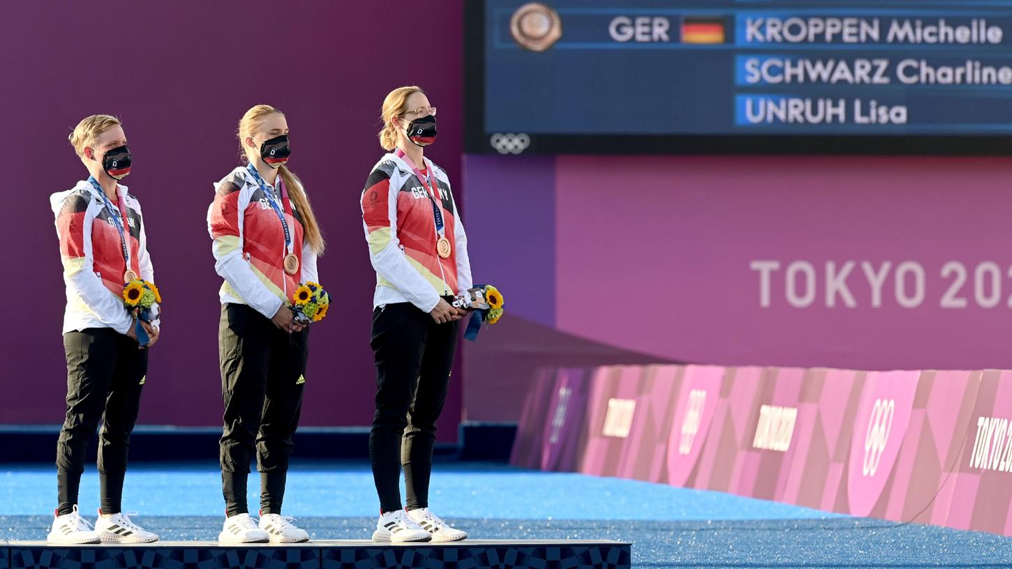 Jubel bei den deutschen Bogenschützinnen um die Feuchterin Charline Schwarz. Das Team holt Bronze bei Olympia in Tokio.
Jubel bei den deutschen Bogenschützinnen um die Feuchterin Charline Schwarz. Das Team holt Bronze bei Olympia in Tokio.