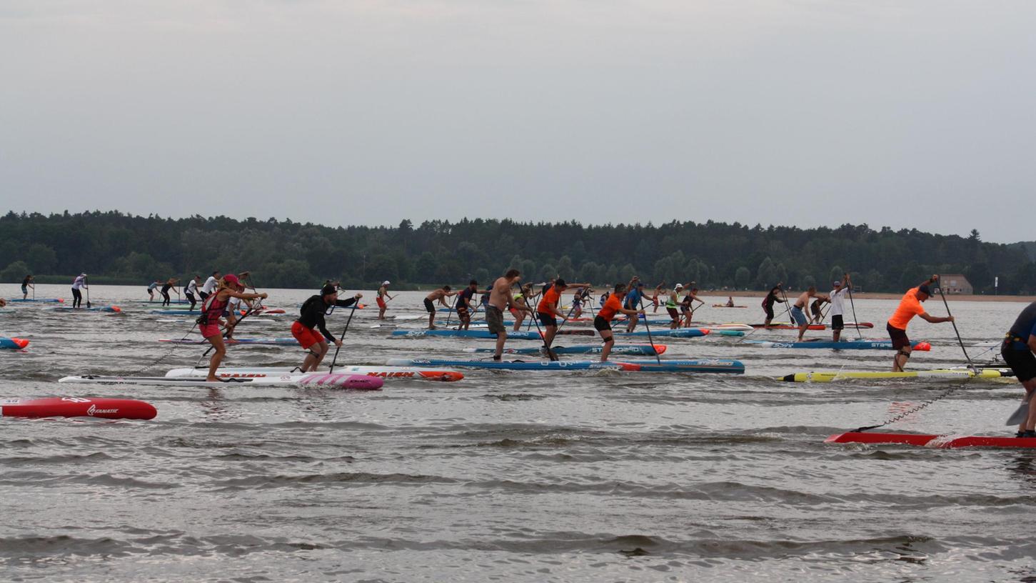 Das SUPalot zog am Wochenende zahlreiche Besucher an den Altmühlsee. Beim abendlichen 10-Kilometer-Rennen gaben die Veranstalter vom Surfcenter Altmühlsee den Startschuss für die rund 60 Teilnehmer, die sich ordentlich ins Zeug legten. 
