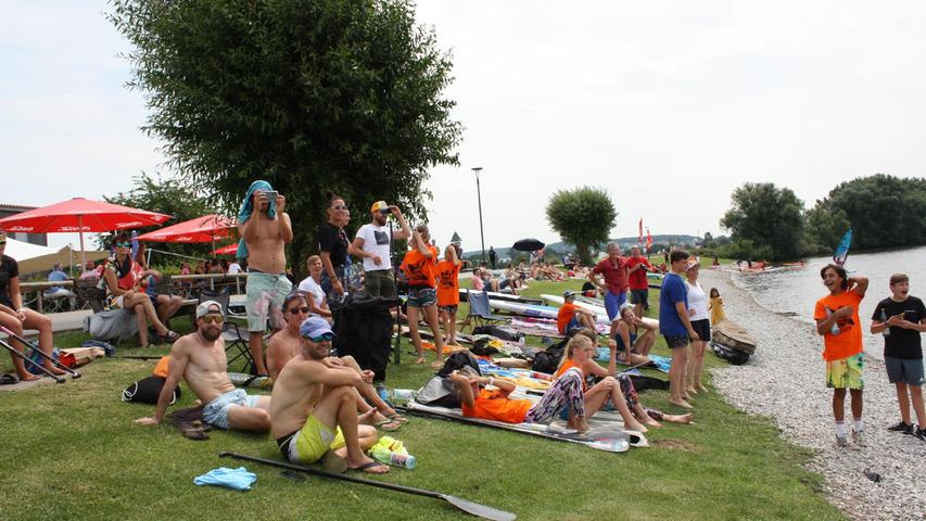 Die Besucher und Teilnehmer des SUPalots am Altmühlsee verfolgten die Rennen vom Ufer aus und feuerten ihre Favoriten an.