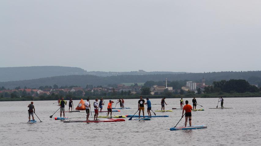  Kurz vor dem Start zum 10-Kilometer-Rennen beim SUPalot am Altmühlsee: Die Teilnehmer sammeln sich.