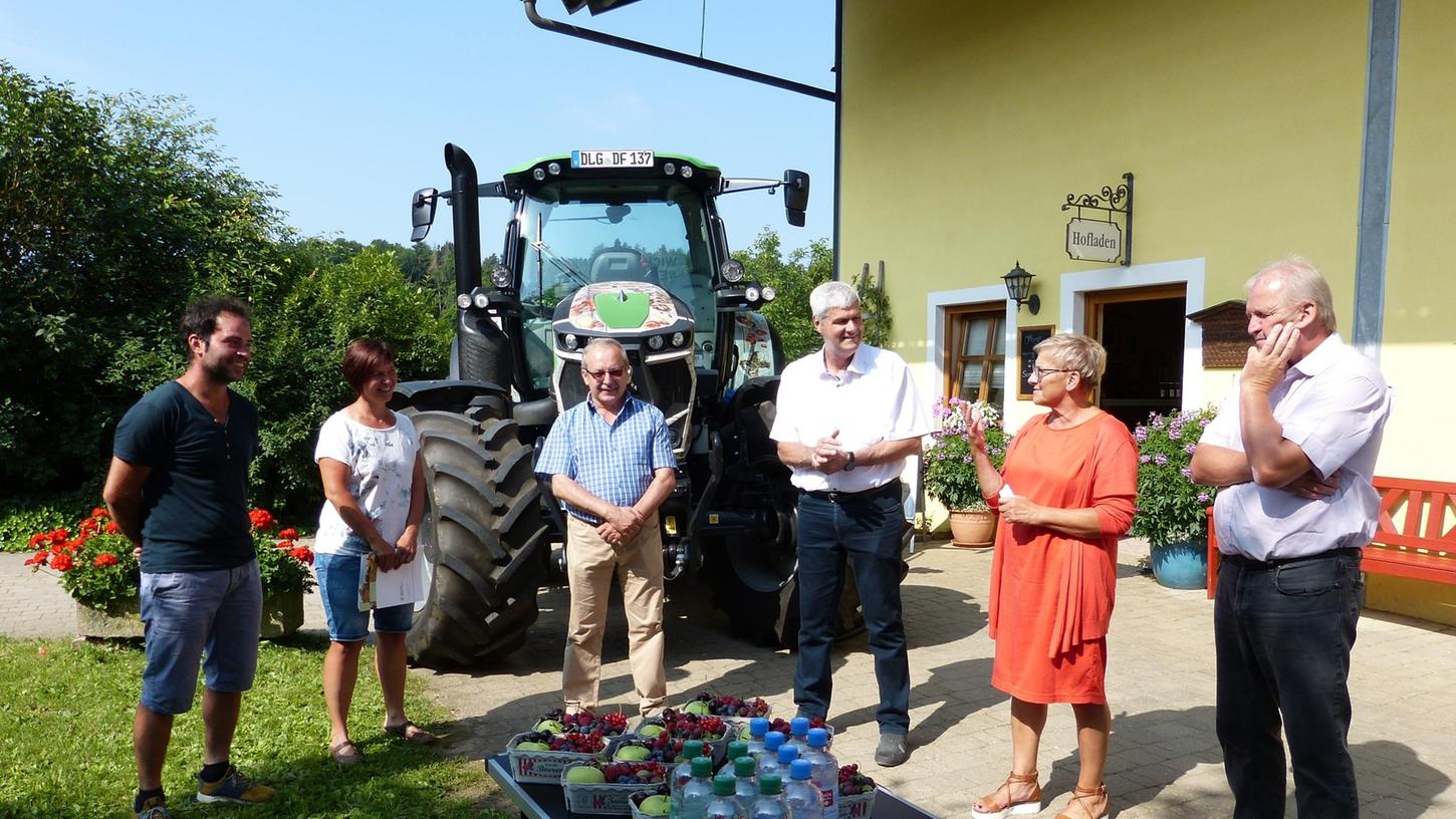 Vor dem Hofladen Fahner: Thomas Fahner und Doris Bachmeier mit Werner Nützel, Hermann Greif, Rosi Kraus und Reinhard Friedrich (v.li.).